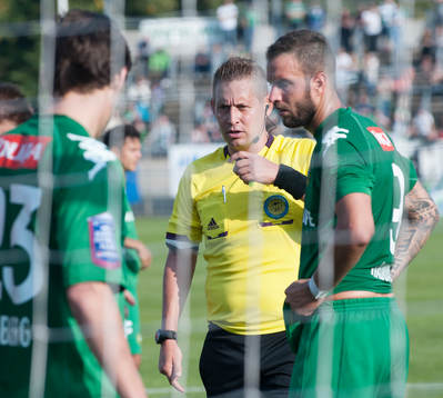 Magnus Ahlsén, domare, i matchen i superettan mellan