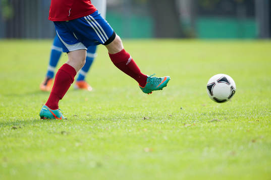 Småklubbsfotboll, idyllisk idrottsplats, fotbollsskor