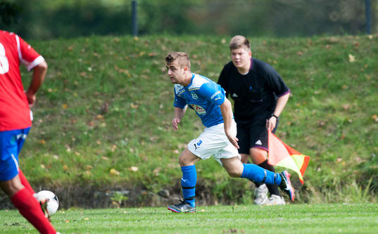 Småklubbsfotboll, idyllisk idrottsplats, naturlig
