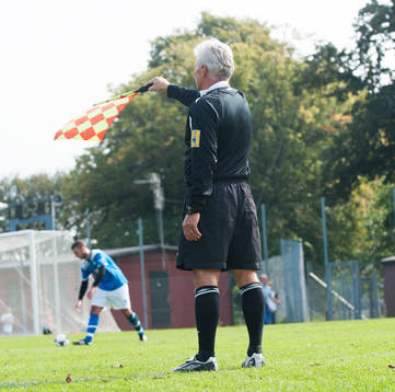 Småklubbsfotboll, assisterande domare flaggar för offside