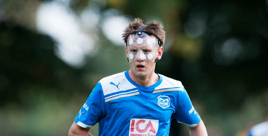 Småklubbsfotboll, idyllisk idrottsplats, Ansiktsmask