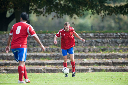 Småklubbsfotboll, idyllisk idrottsplats, naturlig läktare