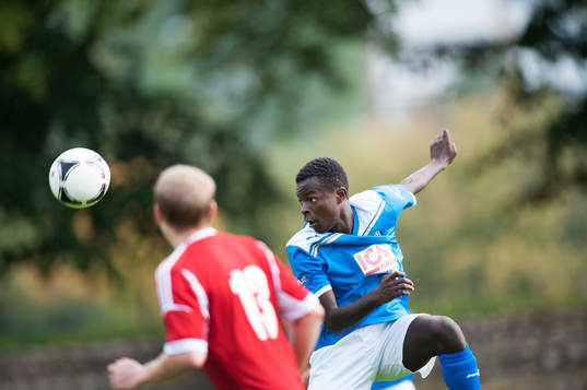 Småklubbsfotboll, idyllisk idrottsplats, nickduell