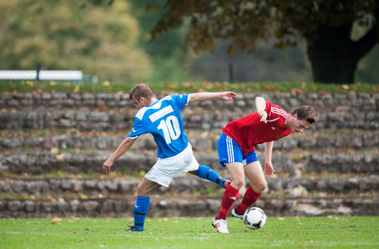 Småklubbsfotboll, idyllisk idrottsplats, naturlig läktare