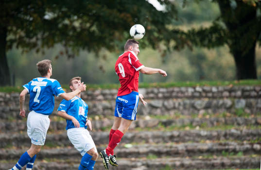 Småklubbsfotboll, idyllisk idrottsplats, naturlig läktare