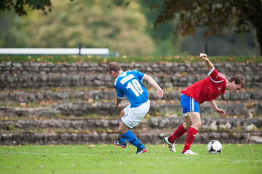 Småklubbsfotboll, idyllisk idrottsplats, naturlig läktare