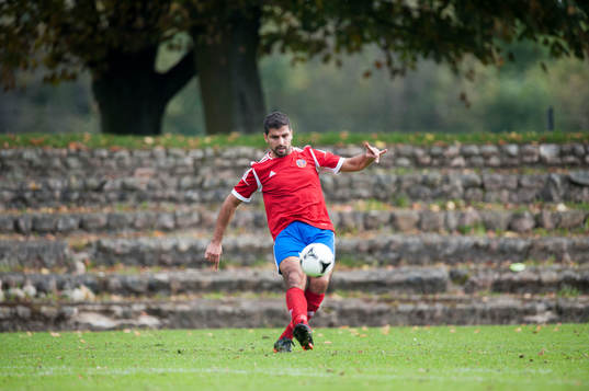 Småklubbsfotboll, idyllisk idrottsplats, naturlig läktare