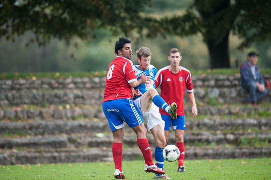 Småklubbsfotboll, idyllisk idrottsplats, naturlig