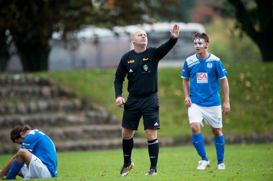 Småklubbsfotboll, idyllisk idrottsplats, domare
