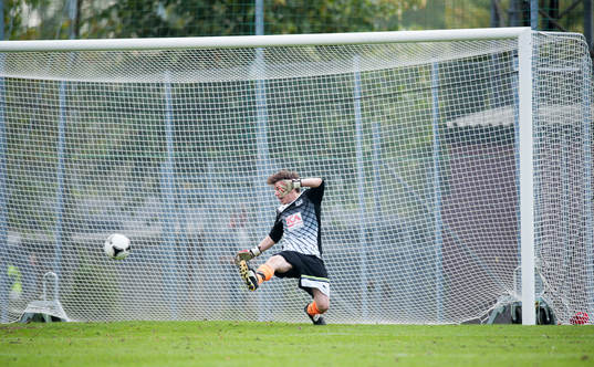 Småklubbsfotboll, idyllisk idrottsplats, målvakt,
