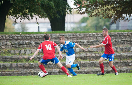 Småklubbsfotboll, idyllisk idrottsplats, naturlig läktare