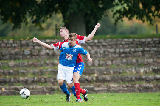 Småklubbsfotboll, idyllisk idrottsplats, naturlig läktare