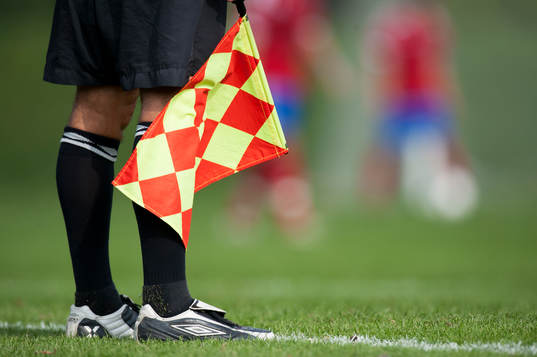 Småklubbsfotboll, idyllisk idrottsplats, assisterande