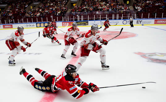 Malmö Redhawks Robin Alvarez kastar sig och slår en pass