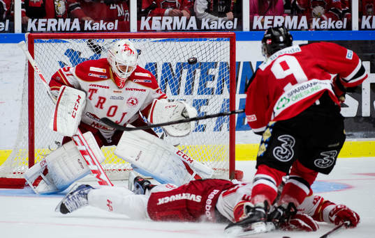 Malmö Redhawks Fredrik Storm skjuter ett skott som går