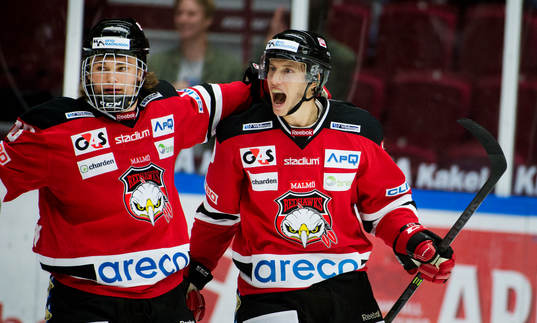 Malmö Redhawks Rasmus Andersson jublar med målskytten