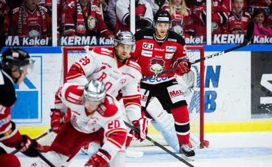 Malmö Redhawks Björn Svensson parkerar framför mål