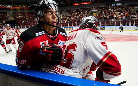 Malmö Redhawks Henrik Hetta får en tackling av Troja