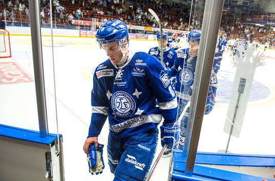 Patrik Hersley och resten av spelarna i Leksand lämnar isen