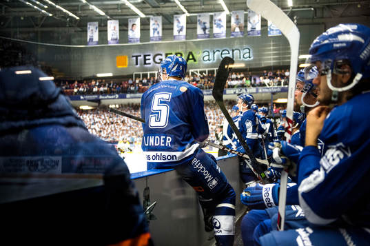 Tom Linder i Leksand sitter på sargkanten