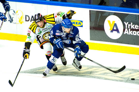 Brynäs Alexander Larsson och Leksands Kevin Kapstad i en
