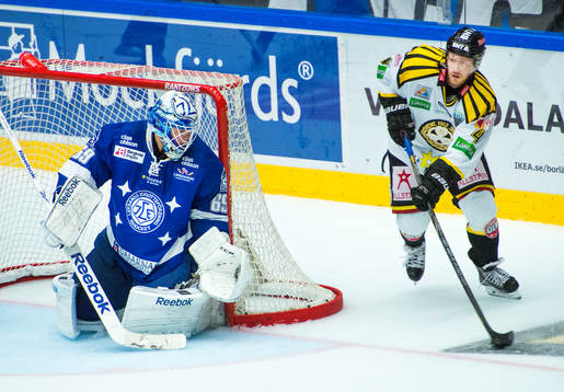 Leksands Oscar Alsenfelt, målvakt håller koll på när
