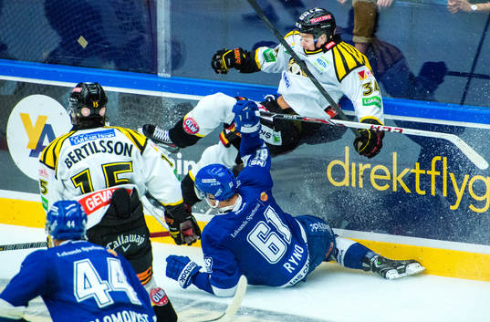 Brynäs Daniel Brodin får en tackling utav Leksands Johan