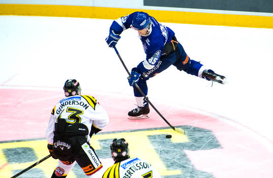 Leksands Mikael Johansson lägger ett skott mot mål