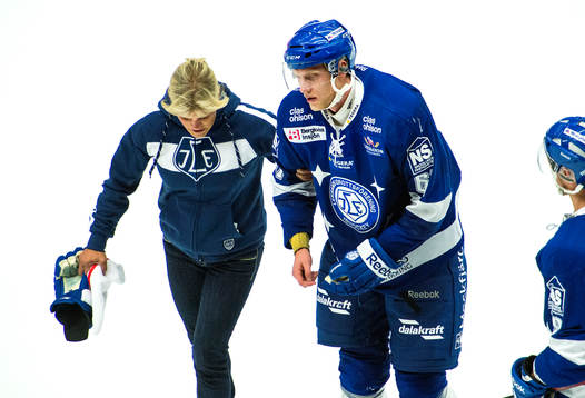 Leksands Johan Ryno får hjälp av isen