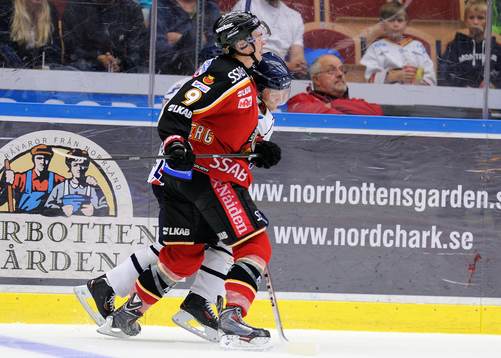 Luleås Johan Forsberg delar ut en tackling på Linköpings