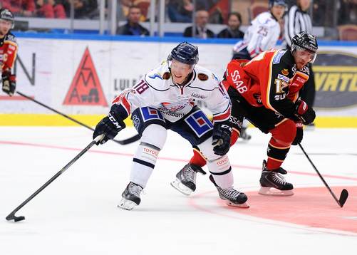Linköpings Jonas Almtorp försöker hålla undan för