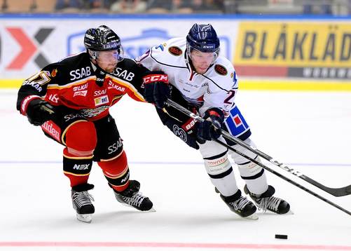 Luleås Linus Persson(v) försöker vinna puck av