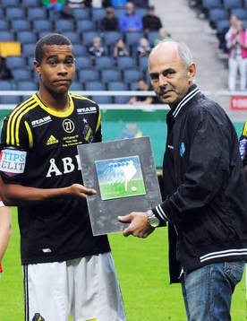 Erik Kotschack delar ut pris till AIKs Robin Quaison