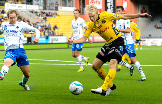 Elfsborgs Johan Larsson skjuter mot mål