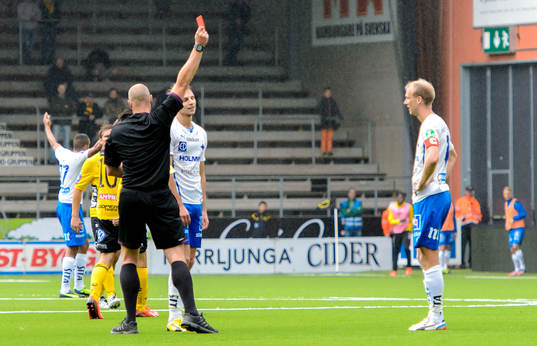 Domare Martin Hansson ger rött kort till Norrköpings