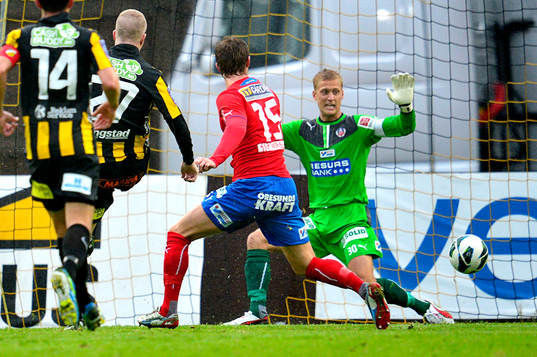 Häckens Simon Gustafson gör 1-0 bakom Helsingborgs