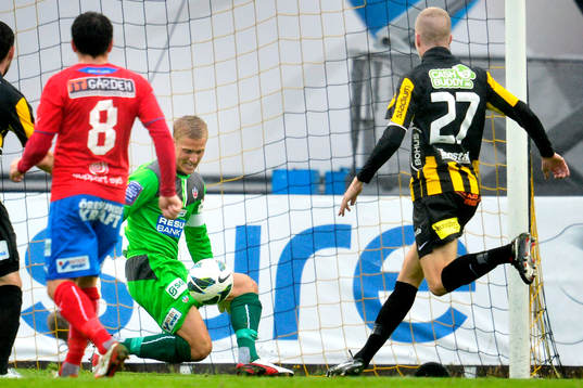 Helsingborgs målvakt Pär Hansson räddar ett skott från