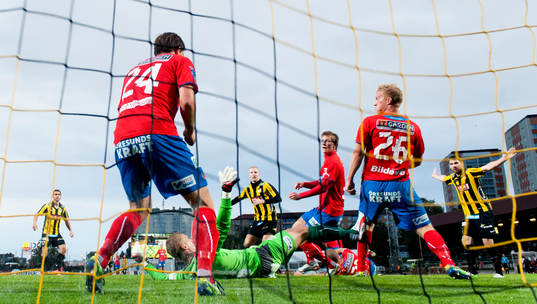 Jubel Mikolaj Lebedynski och Simon Gustafson strax