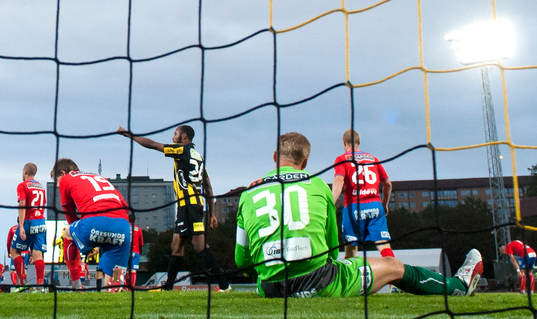 Häckens Rene Makondele  jublar