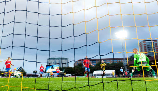 Helsingborgs målvakt Pär Hansson ser 3-2 gå in