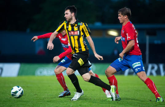 Häckens Mikolaj Lebedynski går förbi Erlend Hanstveit
