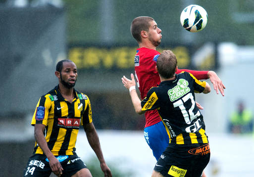 Helsingborgs Robin Simovic går förbi Häckens Rene