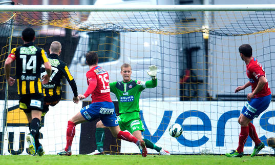 Häckens Simon Gustafson gör 1-0 bakom Helsingborgs