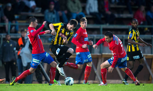 Häckens Mikolaj Lebedynski utmanar Helsingborgs Loret