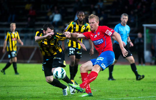 Helsingborgs Peter Larsson rensar undan framför Häckens