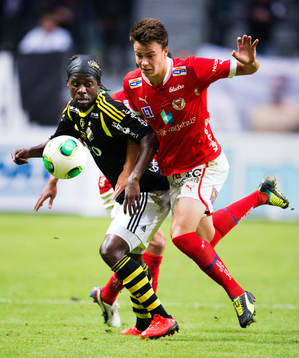 s Martin Kayongo-Mutumba utmanas av Kalmars Melker Hallberg