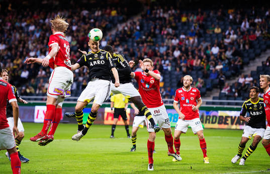 s Alexander Milosevic nickar bollen på en hörna