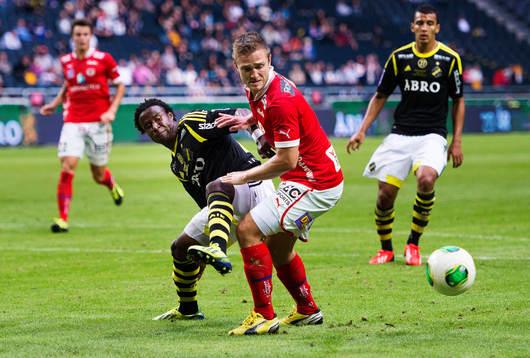 s Kennedy Igboananike stoppas av Kalmars Mats Solheim