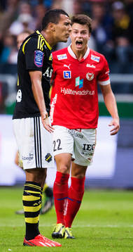 s Nabil Bahoui vädjar till domaren (ej i bild) samtidigt