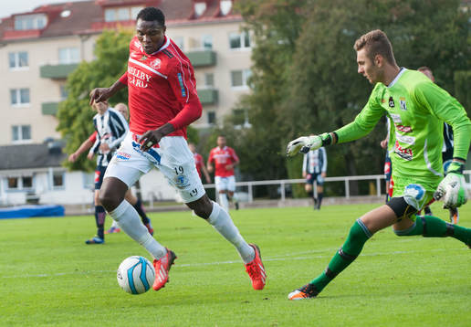 Edward Ofere, Trelleborg, fri med Kristianstads målvakt